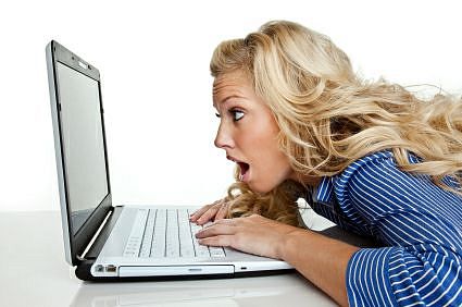 Blonde bouche ouverte devant un PC